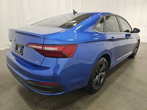 Used 2024 Volkswagen Jetta SE w/ Panoramic Sunroof Package FWD image 4