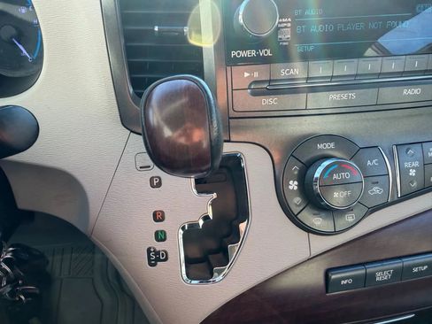Used 2014 Toyota Sienna XLE image 18