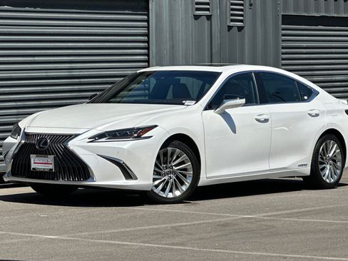 Used 2019 Lexus ES 300h Ultra Luxury w/ Accessory Package 2 FWD image 1