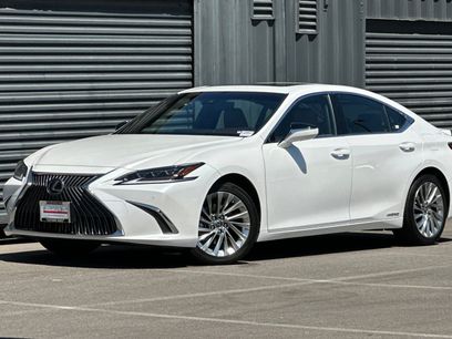 Used 2019 Lexus ES 300h Ultra Luxury w/ Accessory Package 2