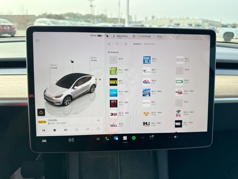 Used 2024 Tesla Model Y 2WD image 12