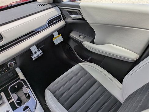 New 2025 Mitsubishi Outlander SE image 18
