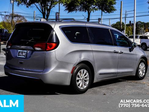 Used 2019 Chrysler Pacifica Touring-L image 7