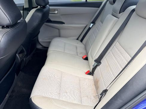 Used 2015 Toyota Camry SE w/ Moonroof Package FWD image 9