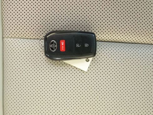 Used 2024 Toyota Prius XLE AWD/4WD image 52