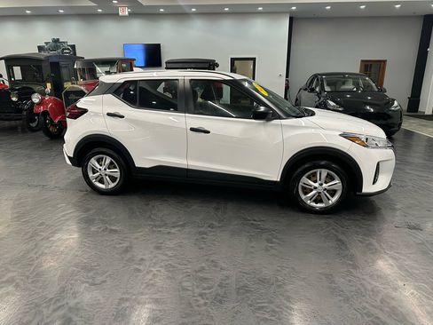 Used 2022 Nissan Kicks S image 4