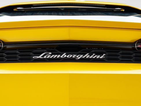 Used 2025 Lamborghini Urus SE AWD/4WD image 37