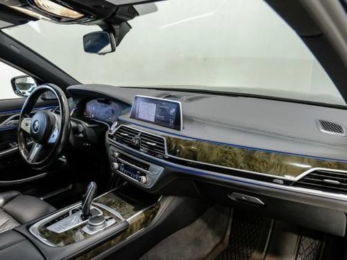 Used 2021 BMW 740i w/ M Sport Package RWD image 19