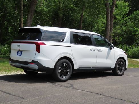 New 2026 Kia Carnival LXS FWD image 3