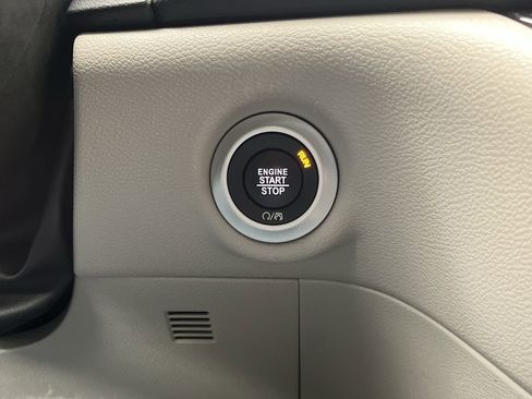 Used 2023 Chrysler Pacifica Touring-L image 20