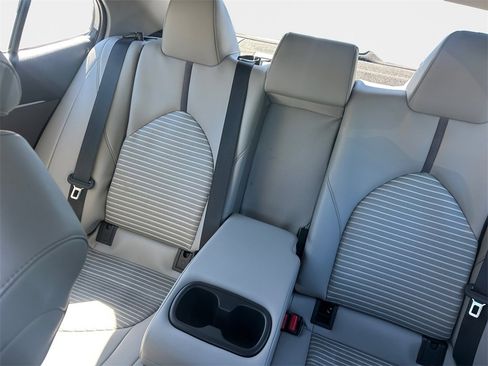 Used 2023 Toyota Camry SE image 9