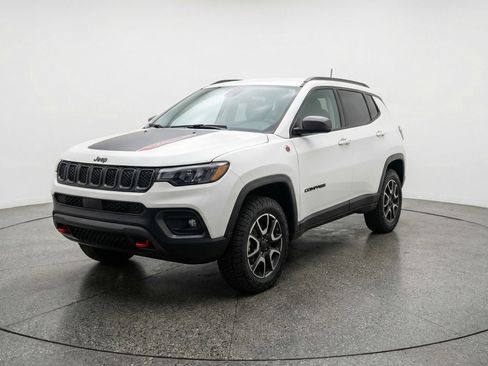 Used 2025 Jeep Compass Trailhawk image 3