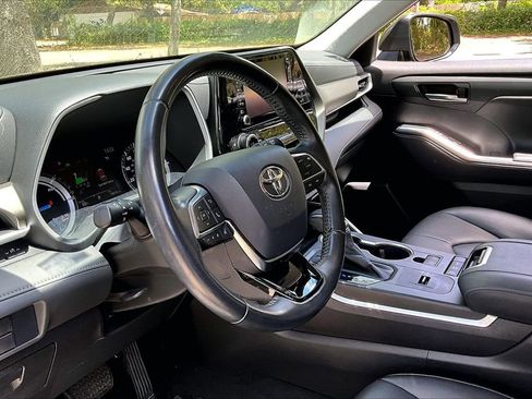 Used 2021 Toyota Highlander XLE AWD/4WD image 14