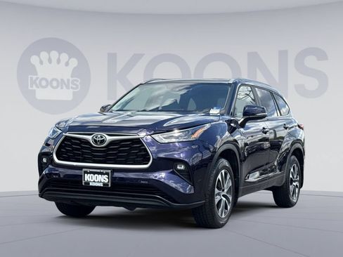 Used 2023 Toyota Highlander XLE AWD/4WD image 1