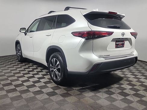 Used 2023 Toyota Highlander XLE AWD/4WD image 10