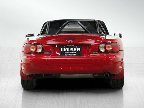 Used 2005 MAZDA MX-5 Miata LS w/ Sports Look Appearance Pkg RWD image 4