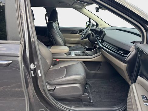 Used 2025 Kia Carnival FWD image 19