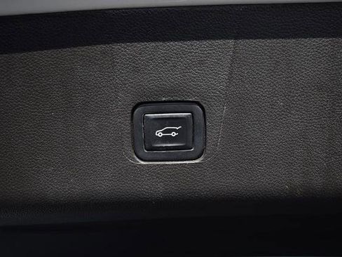 Used 2022 Chevrolet Traverse LT image 30