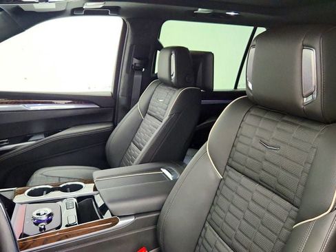 Used 2025 Cadillac Escalade ESV Sport Platinum AWD/4WD image 18