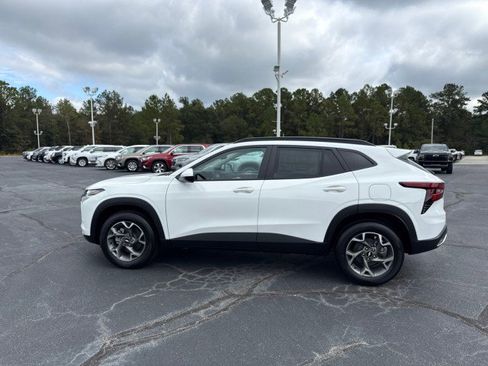 New 2025 Chevrolet Trax LT w/ Driver Confidence Package image 6