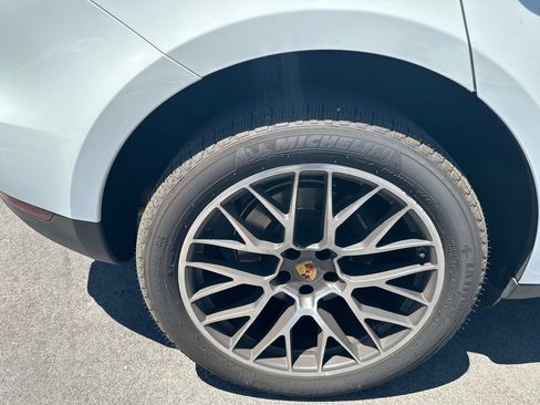 Used 2019 Porsche Macan AWD/4WD image 9