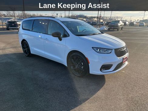 Used 2025 Chrysler Pacifica Limited image 9