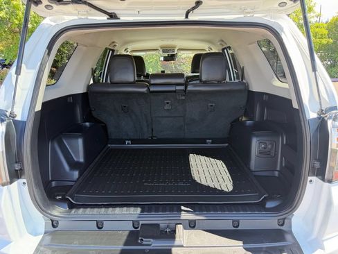 Used 2022 Toyota 4Runner SR5 AWD/4WD image 10