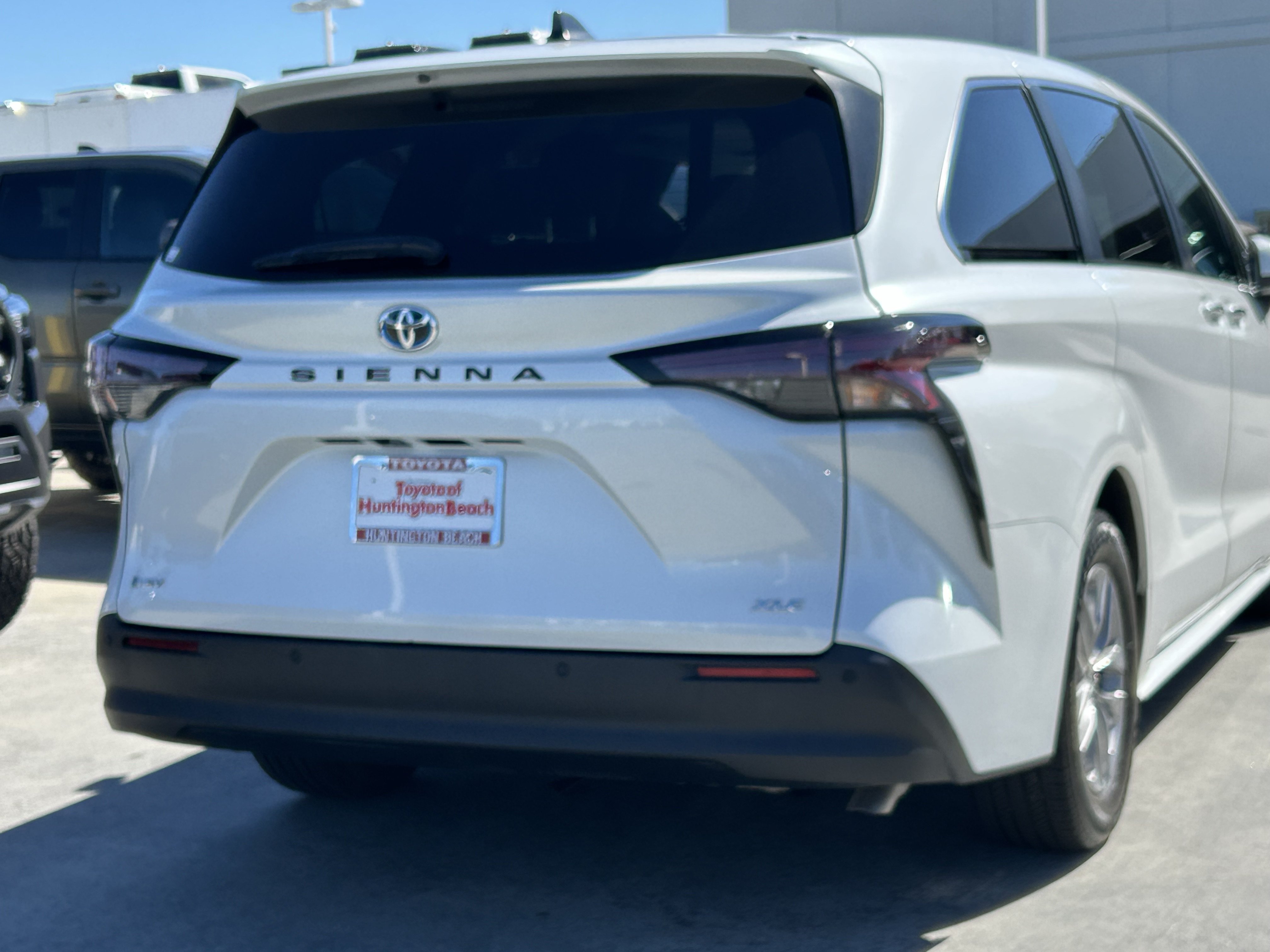 Used 2025 Toyota Sienna XLE FWD image 4