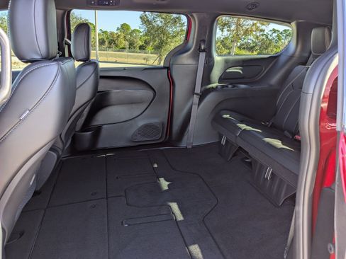 Used 2026 Chrysler Pacifica Select image 16