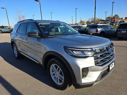 Used 2025 Ford Explorer Active AWD/4WD image 7