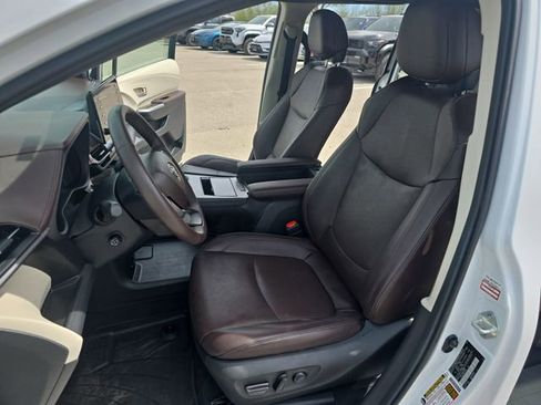 Used 2024 Toyota Sienna Platinum image 16