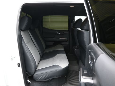 Used 2022 Toyota Tacoma TRD Sport image 11