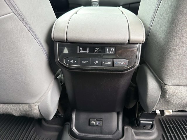 Used 2022 Toyota Highlander XLE FWD image 21