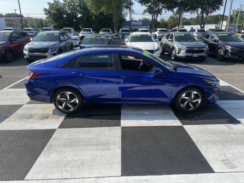 Used 2023 Hyundai Elantra SEL w/ Convenience Package FWD image 3