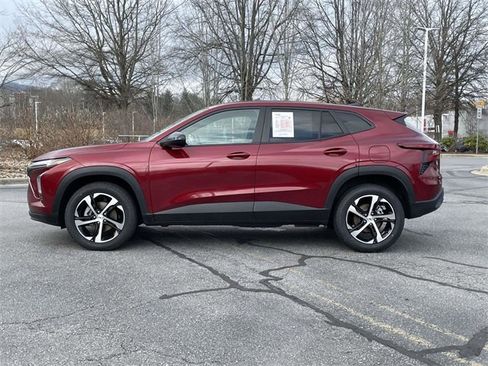 Used 2024 Chevrolet Trax RS w/ Driver Confidence Package image 2