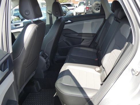 Used 2024 Volkswagen Taos SE FWD image 14