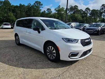 Used 2024 Chrysler Pacifica Limited
