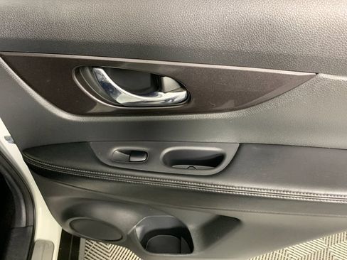 Used 2018 Nissan Rogue SV FWD image 36