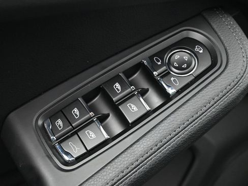 Used 2026 Porsche Macan AWD/4WD image 19