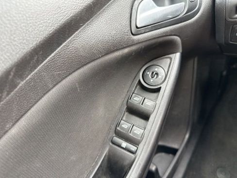 Used 2018 Ford Focus SE w/ Cold Weather Package FWD image 39