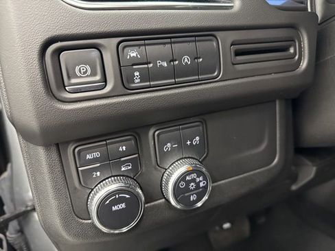 Used 2024 GMC Yukon SLT AWD/4WD image 12