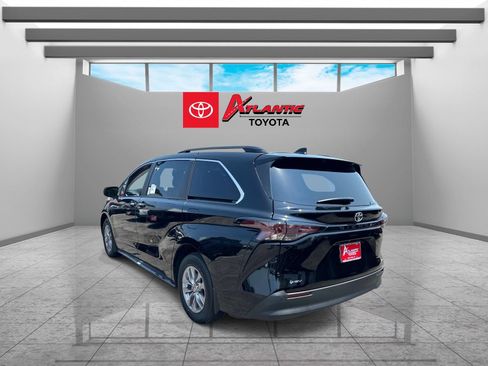 New 2026 Toyota Sienna XLE FWD image 7