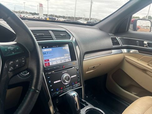 Used 2017 Ford Explorer Limited image 15