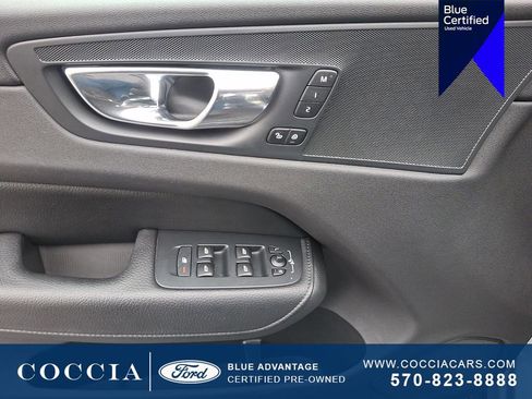 Used 2018 Volvo XC60 T5 Momentum w/ Vision Package AWD/4WD image 12