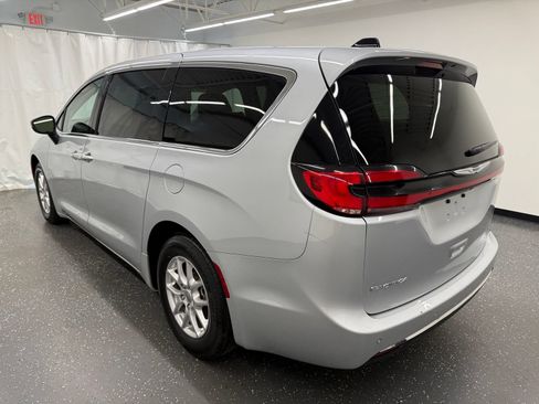 Used 2023 Chrysler Pacifica Touring-L FWD image 3
