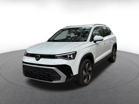 Used 2025 Volkswagen Taos SE AWD/4WD image 3