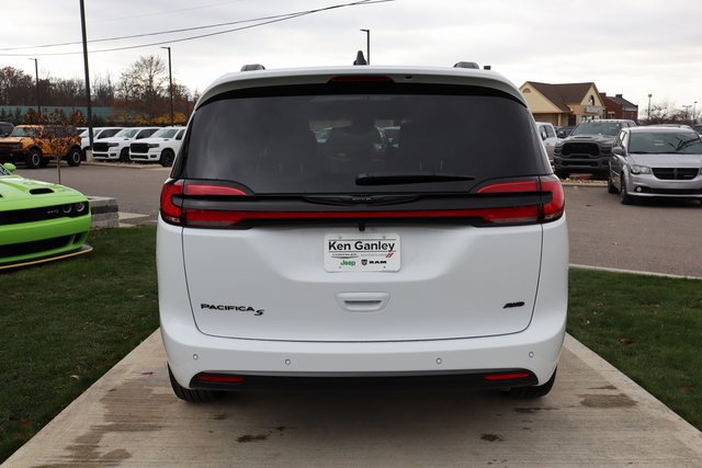 New 2026 Chrysler Pacifica Select AWD/4WD image 34