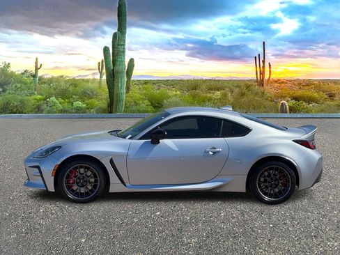 Used 2025 Toyota GR86 Premium w/ Performance Package image 3
