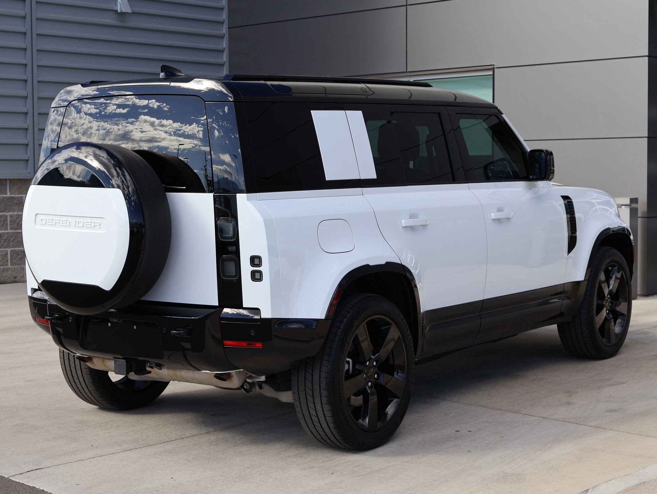 Used 2026 Land Rover Defender 110 X-Dynamic SE AWD/4WD image 7