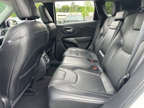 Used 2019 Jeep Cherokee Limited FWD image 21